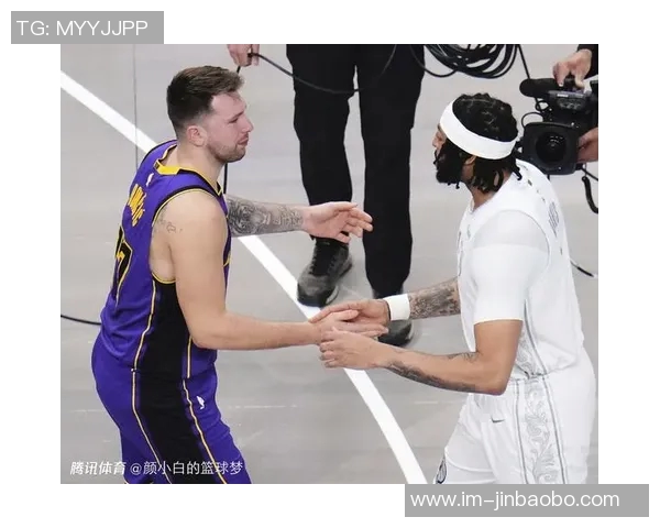 追梦与东契奇亲密拥抱庆生展现高情商友谊瞬间